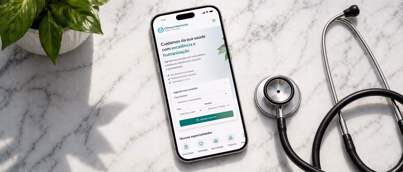 Mockup de site de clínica em celular + estetoscópio decorativo + paleta verde-azulada limpa, transmite confiança médica.